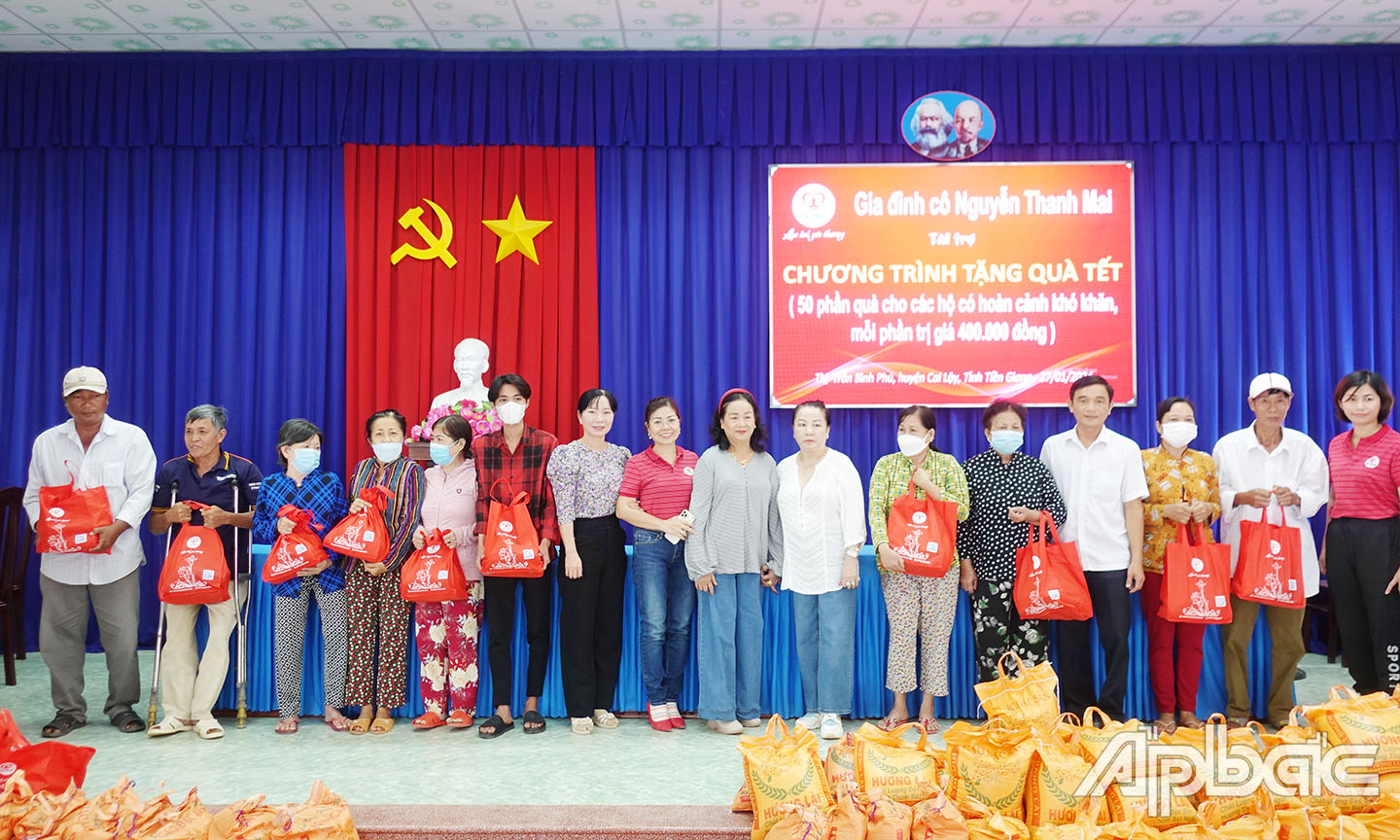 Trao quà Tết cho người dân thị trấn Bình Phú