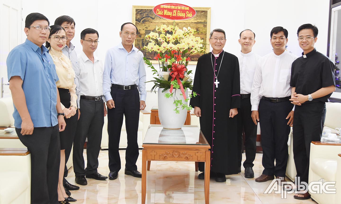 Đồng chí Đại tá Nguyễn Văn Nhựt, Giám đốc Công an tỉnh chúc mừng Giáng sinh tại Tòa giám mục Mỹ Tho. Ảnh Lê Hoài.