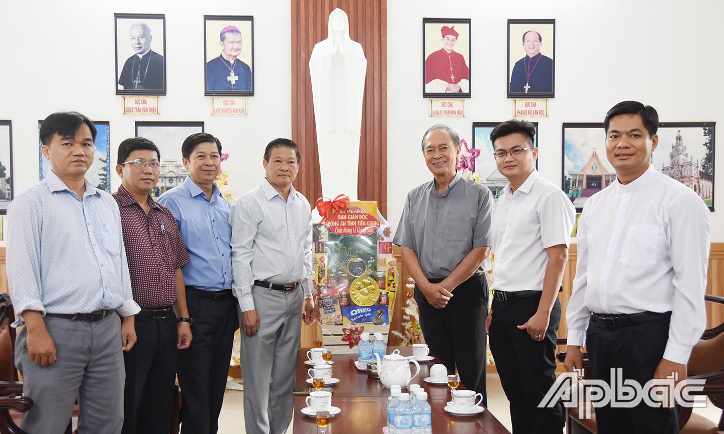 Đồng chí Đại tá Phan Văn Trảng, Phó Giám đốc Công an tỉnh cùng đoàn thăm, tặng quà chúc mừng Lễ Giáng sinh tại Trung tâm mục vụ giáo phận Mỹ Tho. Ảnh Lê Hoài