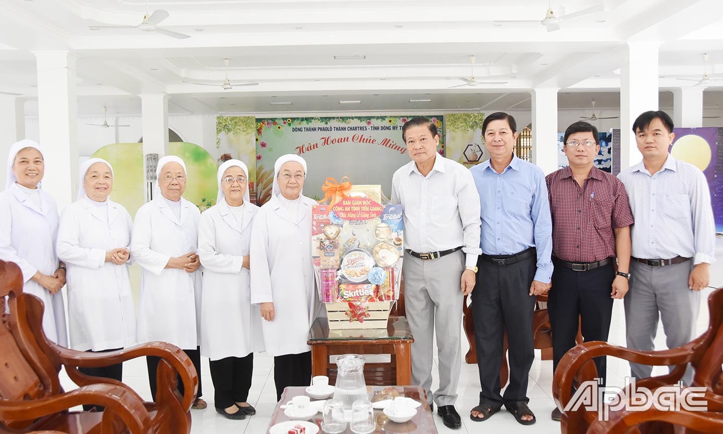 Đồng chí Đại tá Phan Văn Trảng, Phó Giám đốc Công an tỉnh cùng đoàn thăm, tặng quà chúc mừng Lễ Giáng sinh tại Trung tâm mục vụ giáo phận Mỹ Tho. Ảnh Lê Hoài