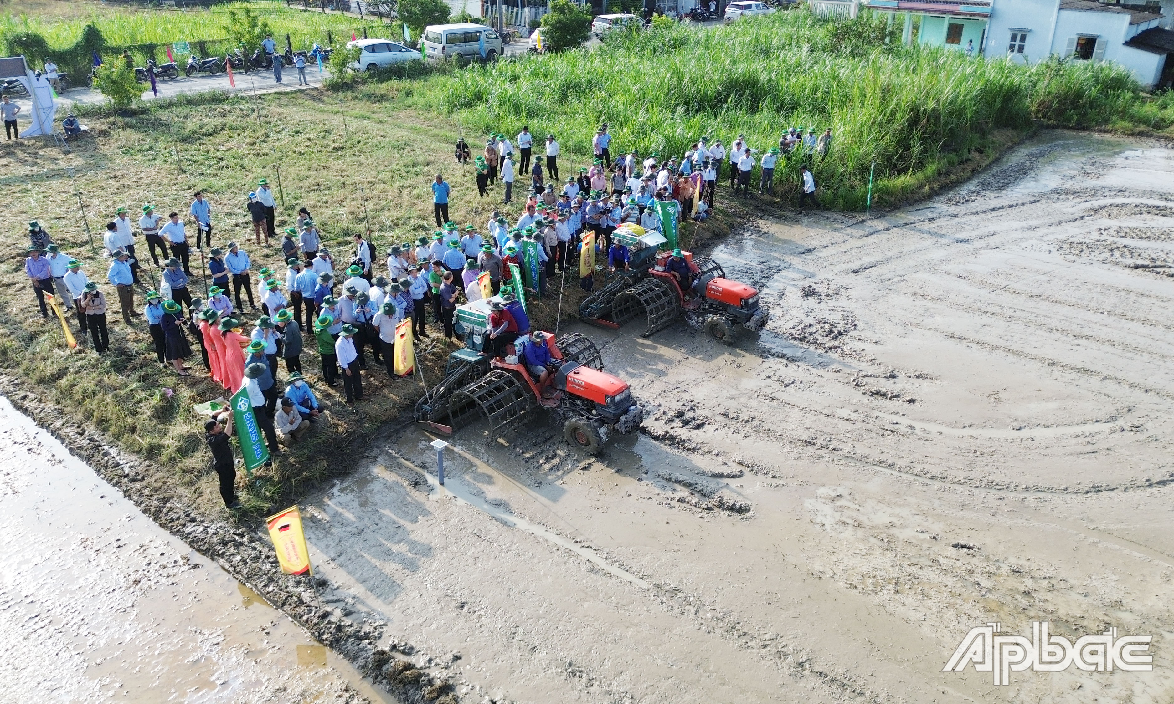 Trình diễn mô hình canh lúa chất lượng cao và phát thải thấp gắn với tăng trưởng xanh tại Hợp tác xã Nông nghiệp tổng hợp Hòa Thạnh (xã Bình Tân, huyện Gò Công Tây).