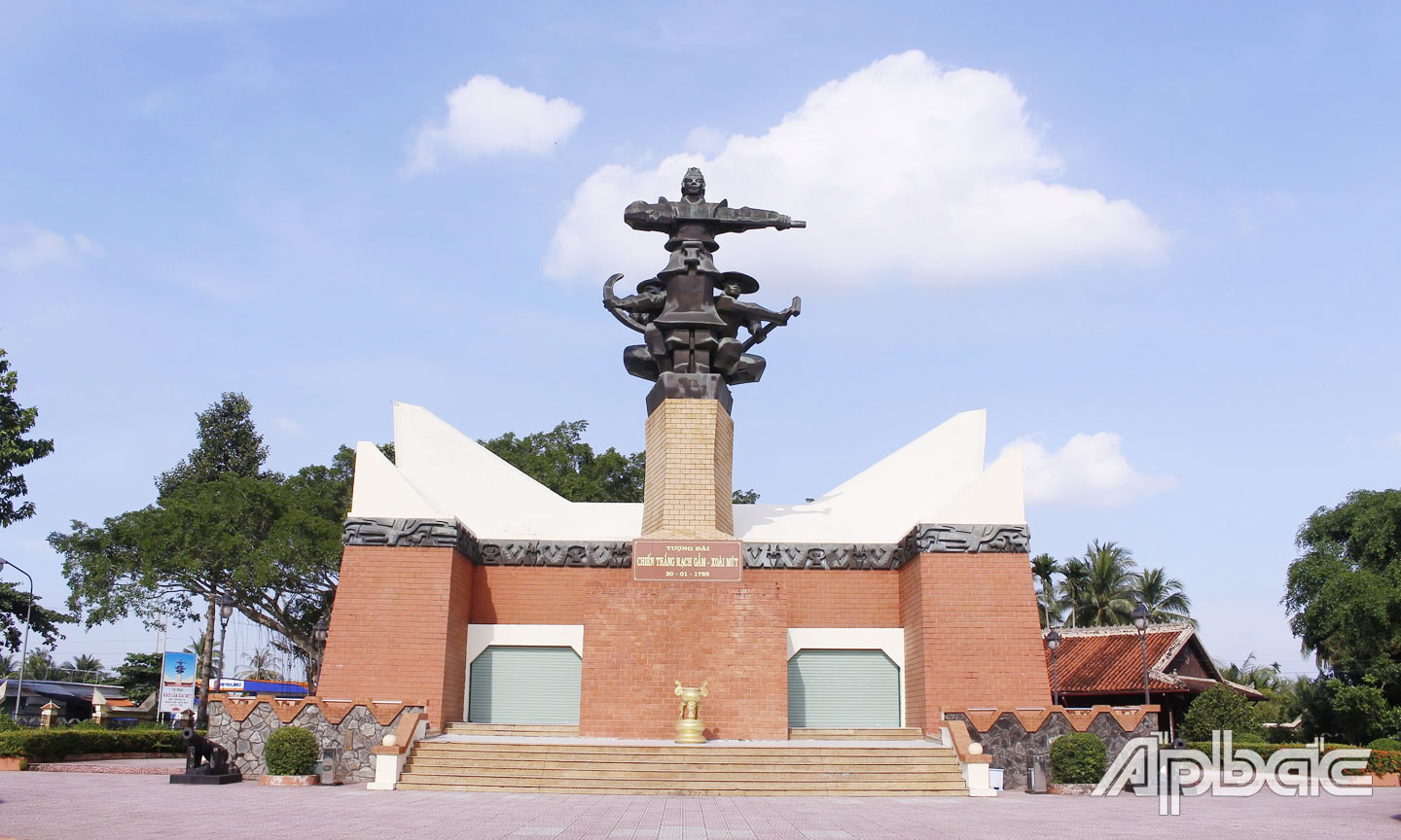 Tượng đài Chiến thắng Rạch Gầm - Xoài Mút.
