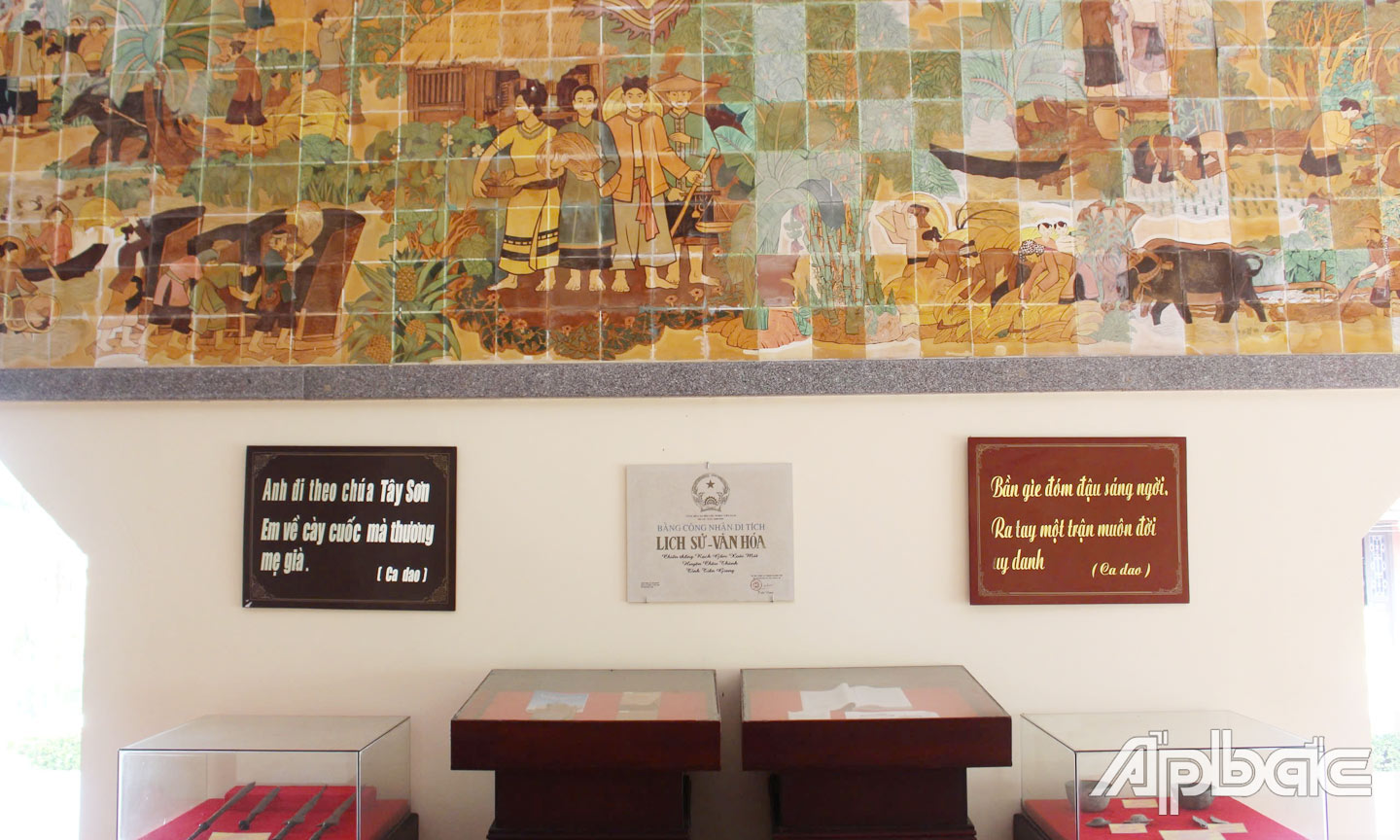 Hiện vật được trưng bày tại Phòng trưng bày số 1 của khu di tích. 