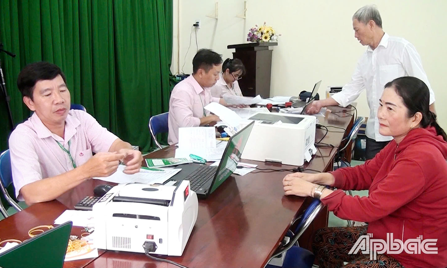 Phòng Giao dịch Ngân hàng CSXH huyện Châu Thành giải ngân vốn tại xã Long Hưng.