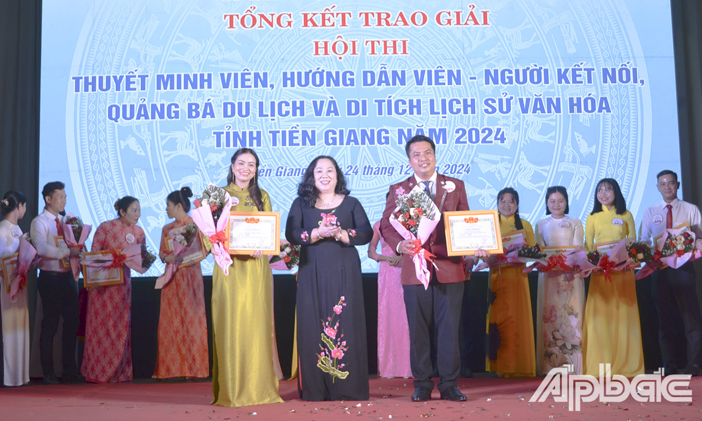 Trưởng ban Ban Văn hóa -Xã hội, HĐND tỉnh Tiền Giang Nguyễn Thị Tuyết Vân trao giải nhì cho 2 thí sinh đoạt giải.