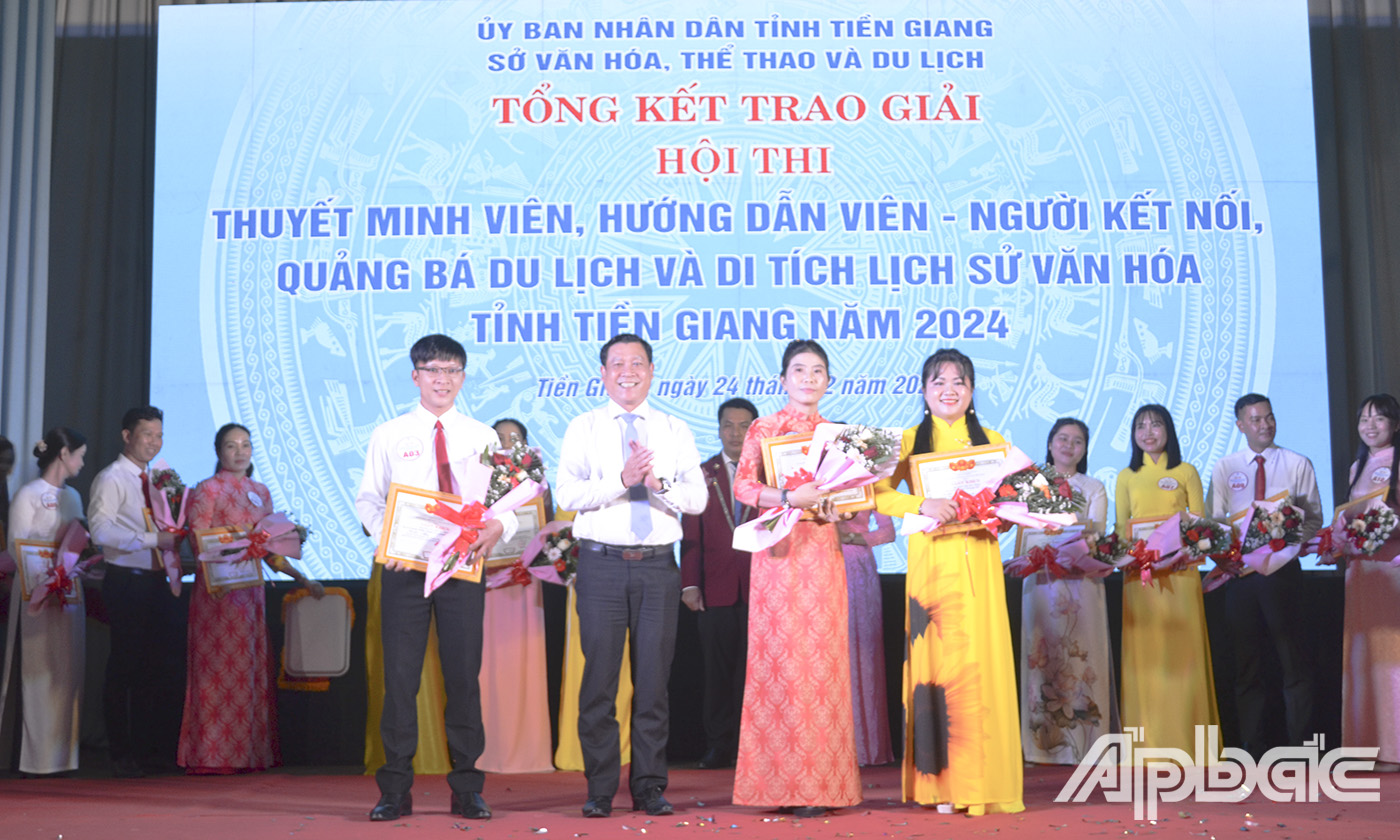 Phó Giám đốc Sở VHTT&DL Võ Văn Chiến trao giải 3 cho 3 thí sinh đoạt giải.