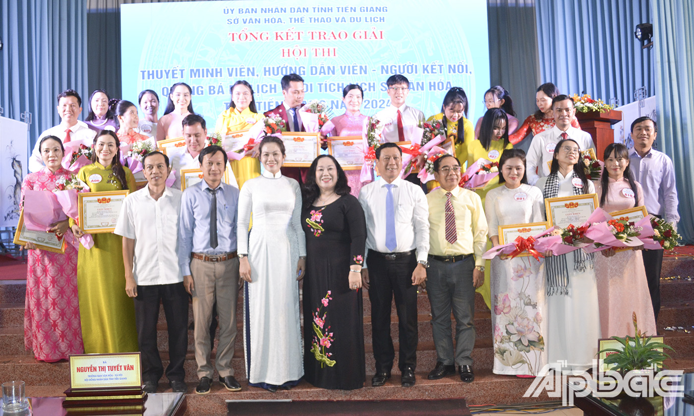 Lãnh đạo Sở VHTT&DL và các Giám khảo Hội thi chụp ảnh lưu niệm cùng 18 thí sinh dự thi vòng Chung kết.