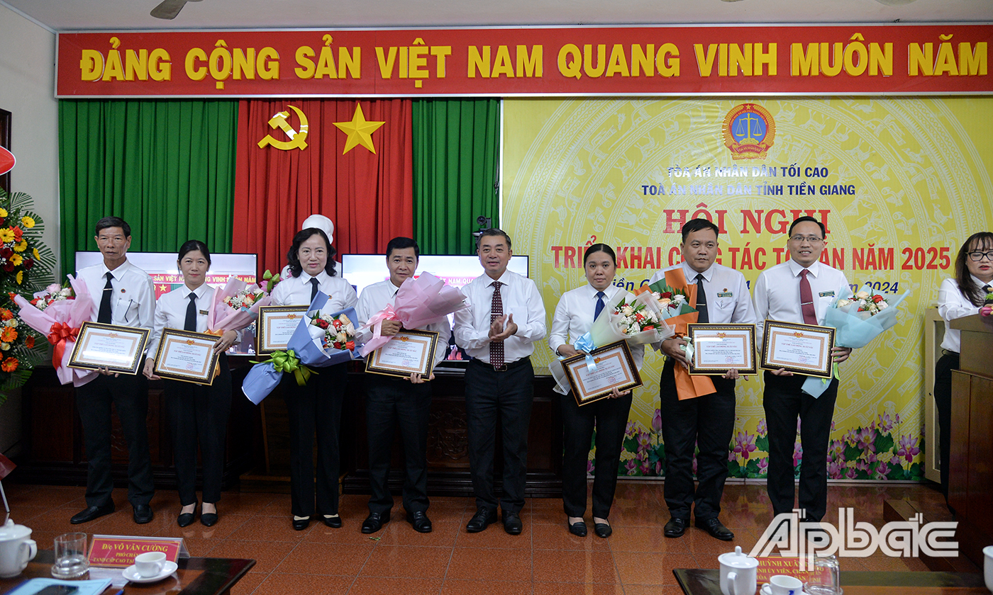 Các tập thể nhận Bằng khen của Chánh án TAND Tối cao.