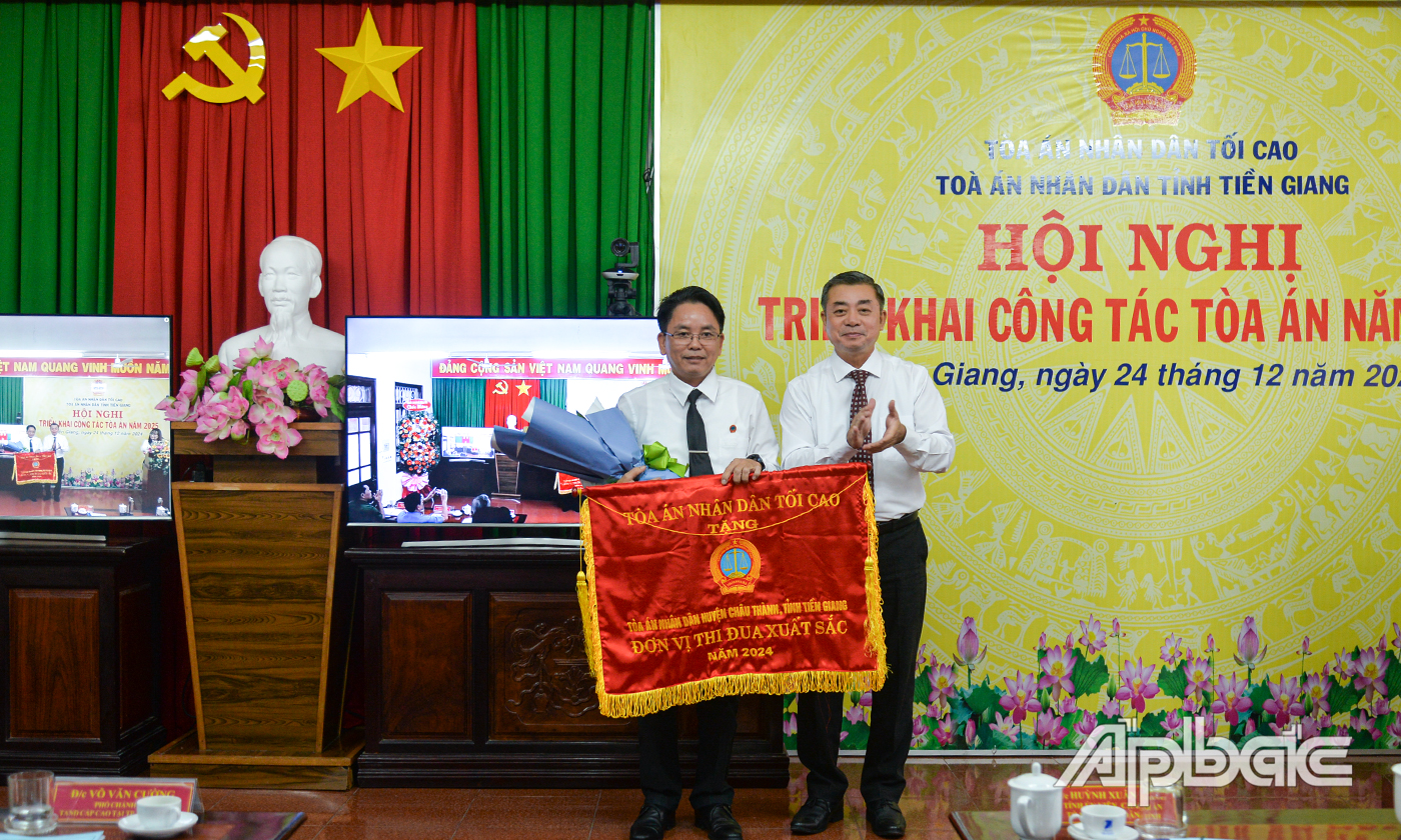 TAND huyện Châu Thành nhận Cờ thi đua của TAND Tối cao.