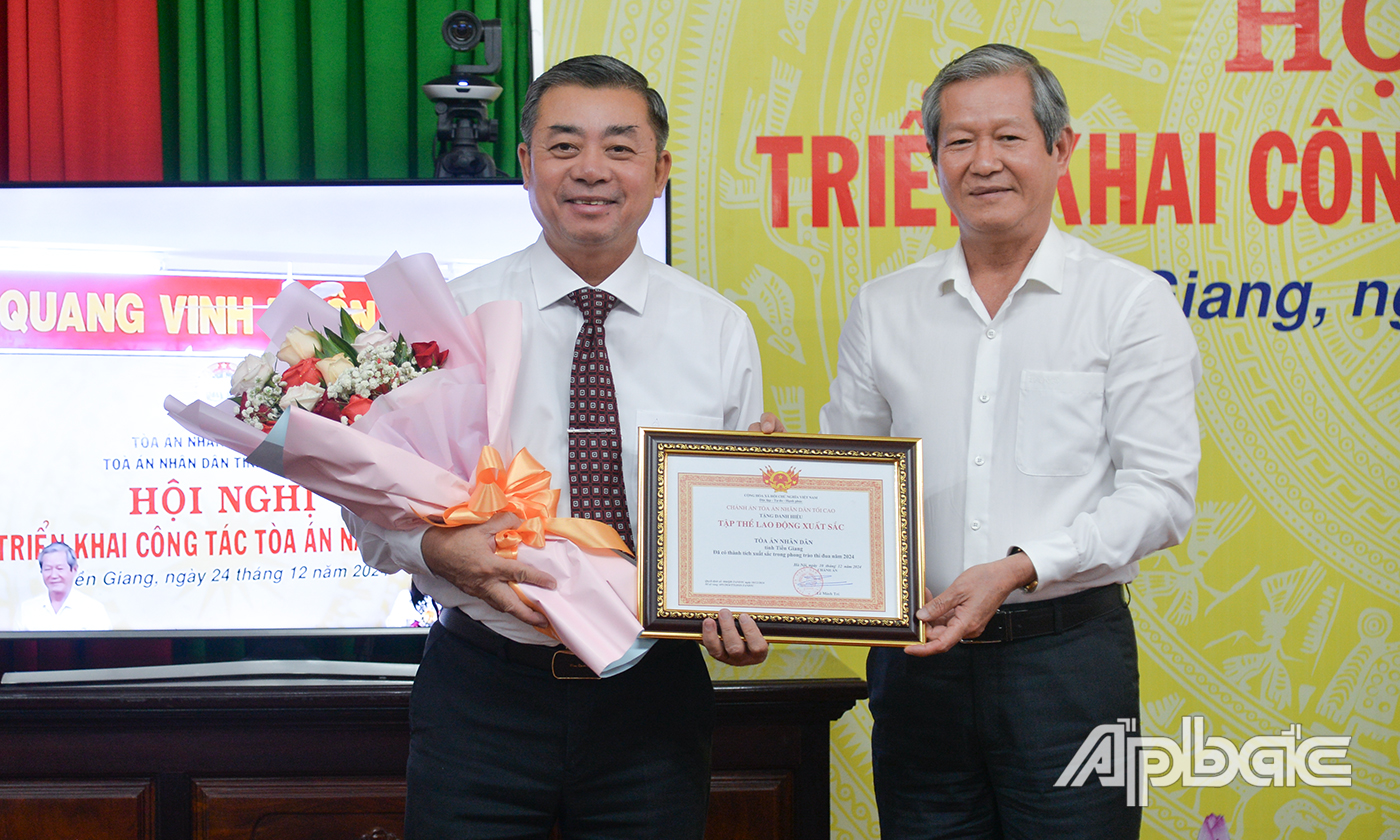 Đồng chí Võ Văn Cường, Phó Chánh án TAND Tối cao tại TP. Hồ Chí Minh trao danh hiệu Tập thể lao động xuất sắc cho TAND tỉnh Tiền Giang.