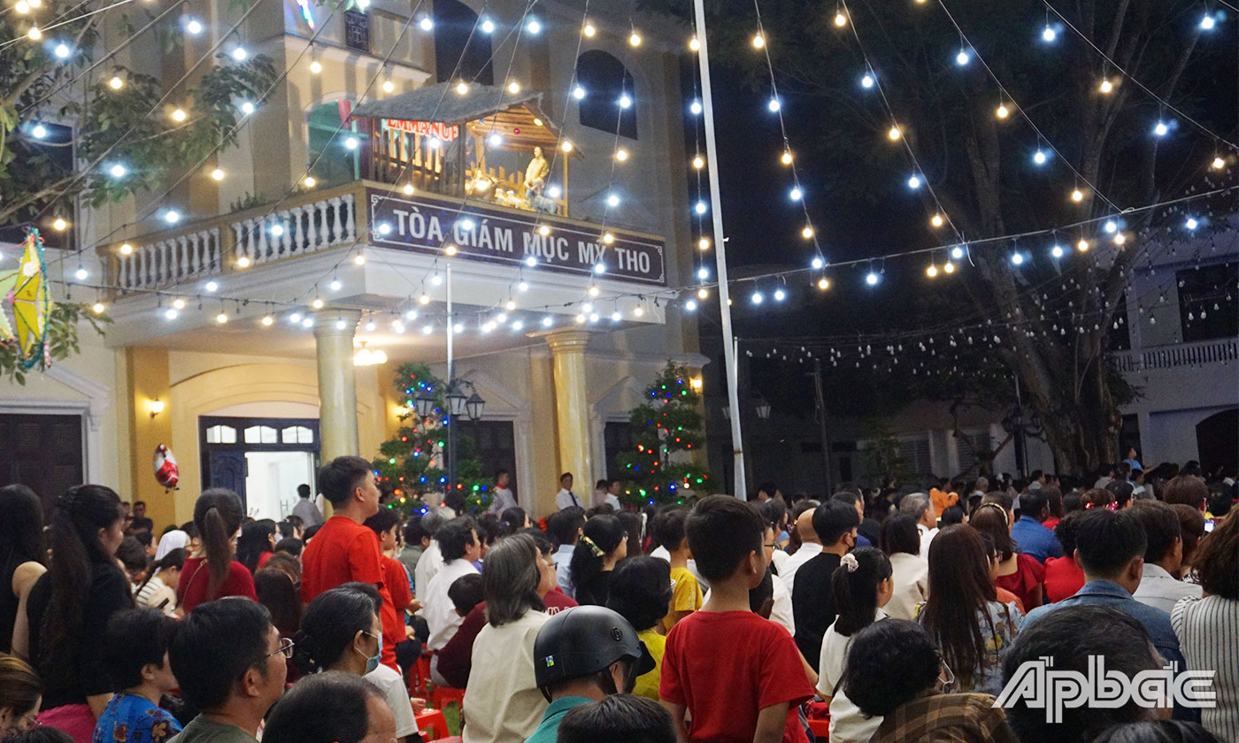 Đông đảo người dân đến Toà Giám mục Mỹ Tho dự lễ, vi chơi