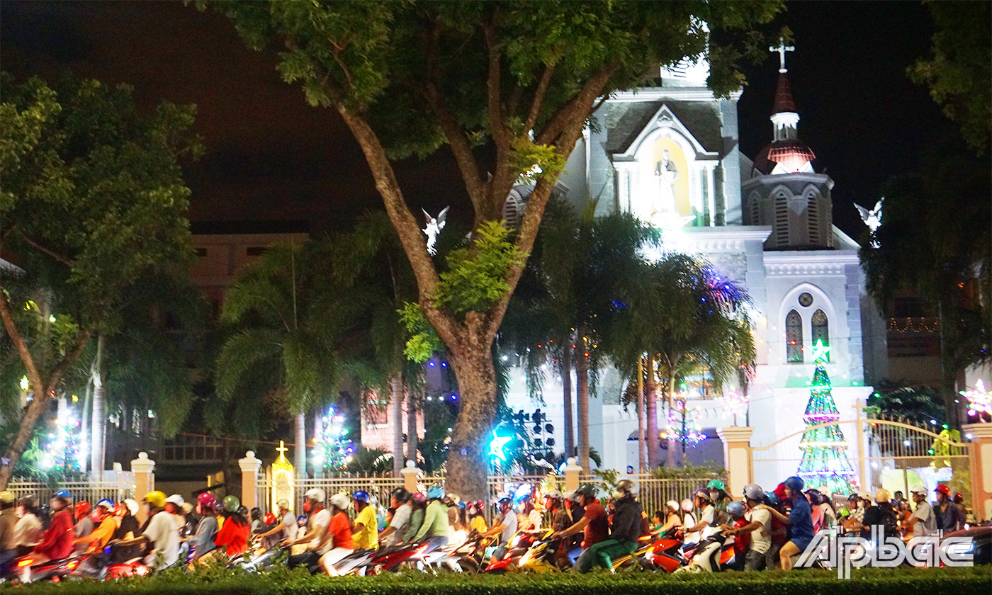 Đường Hùng Vương (TP. Mỹ Tho) chật kín người đi vui lễ Giáng Sinh