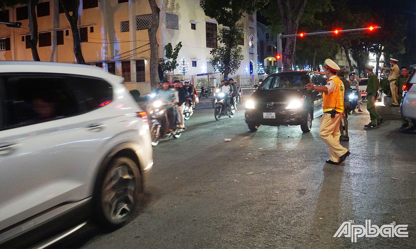 Công an tỉnh Tiền Giang cắm chốt tại các điểm, ngã ba, ngã tư để đảm bảo giao thông vào đêm Giáng Sinh