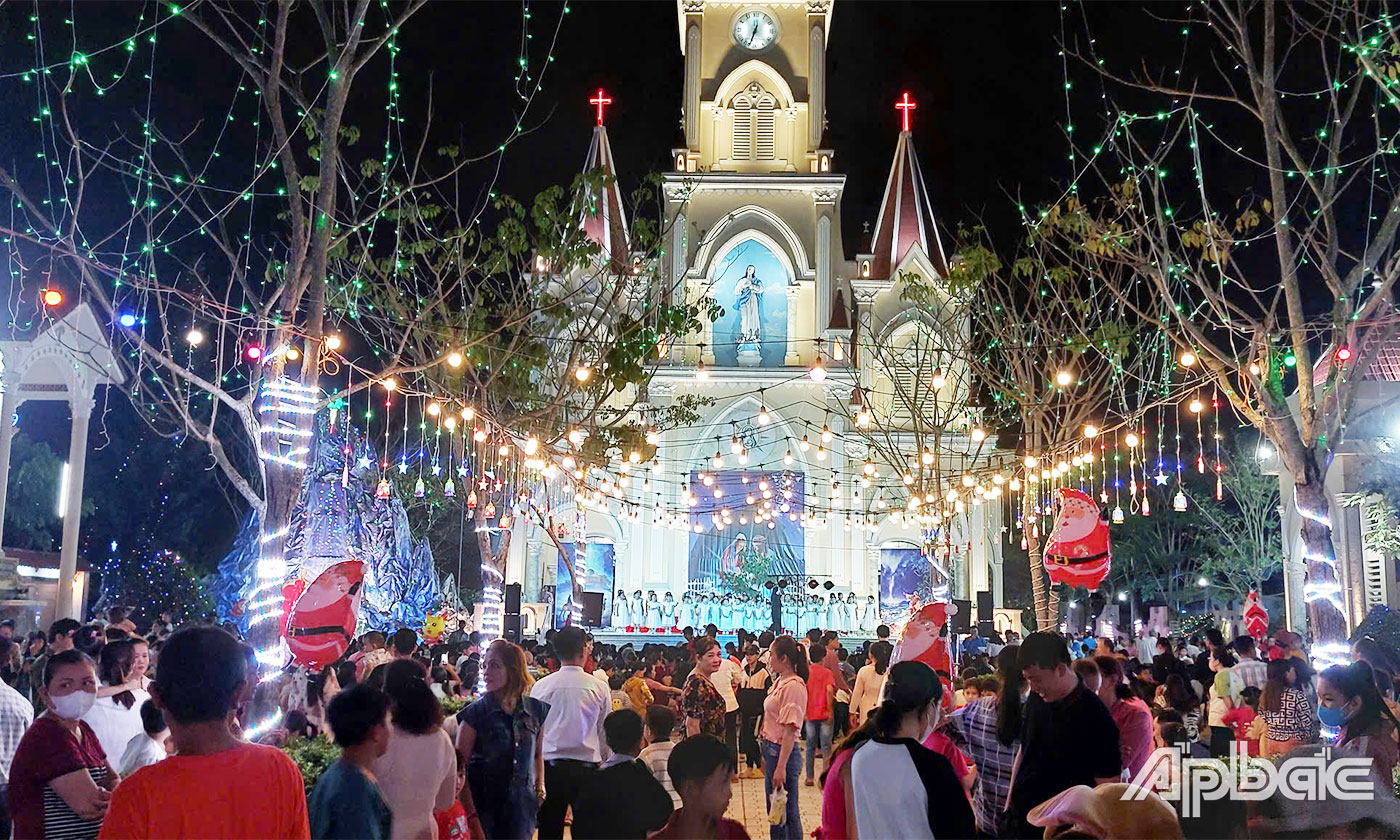 Đèn được thắp sáng khắp mọi nơi, chào đón một mùa Giáng sinh an lành.