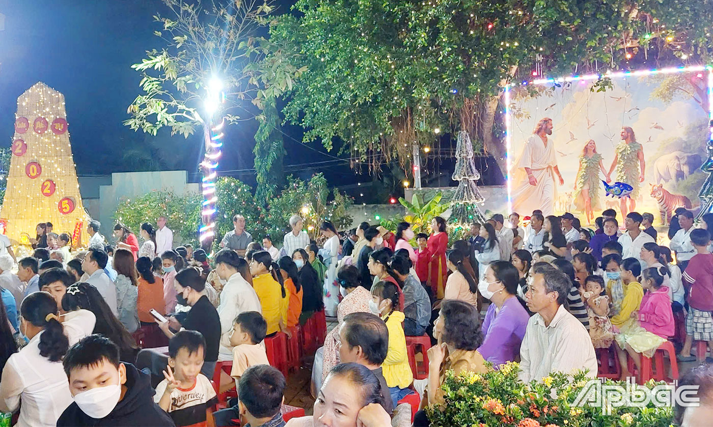 Đông đảo bà con đến Nhà thờ Giáo xứ Thủ Ngữ dự lễ, vui chơi