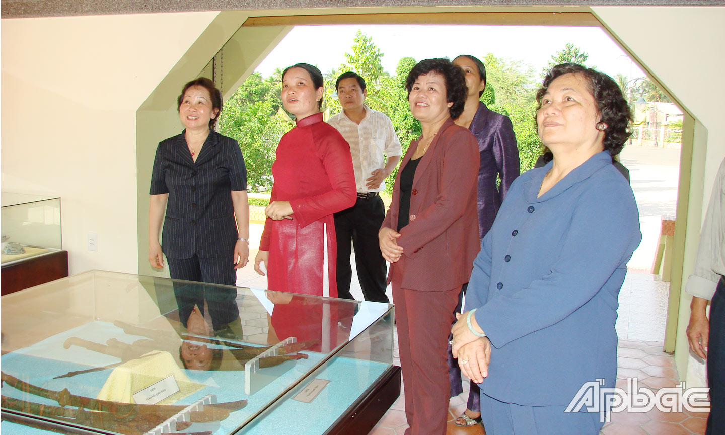 Lãnh đạo Trung ương và tỉnh viếng thăm Khu Di tích quốc gia đặc biệt Chiến thắng Rạch Gầm - Xoài Mút vào tháng 3-2009. Nguồn: Bảo tàng tỉnh Tiền Giang