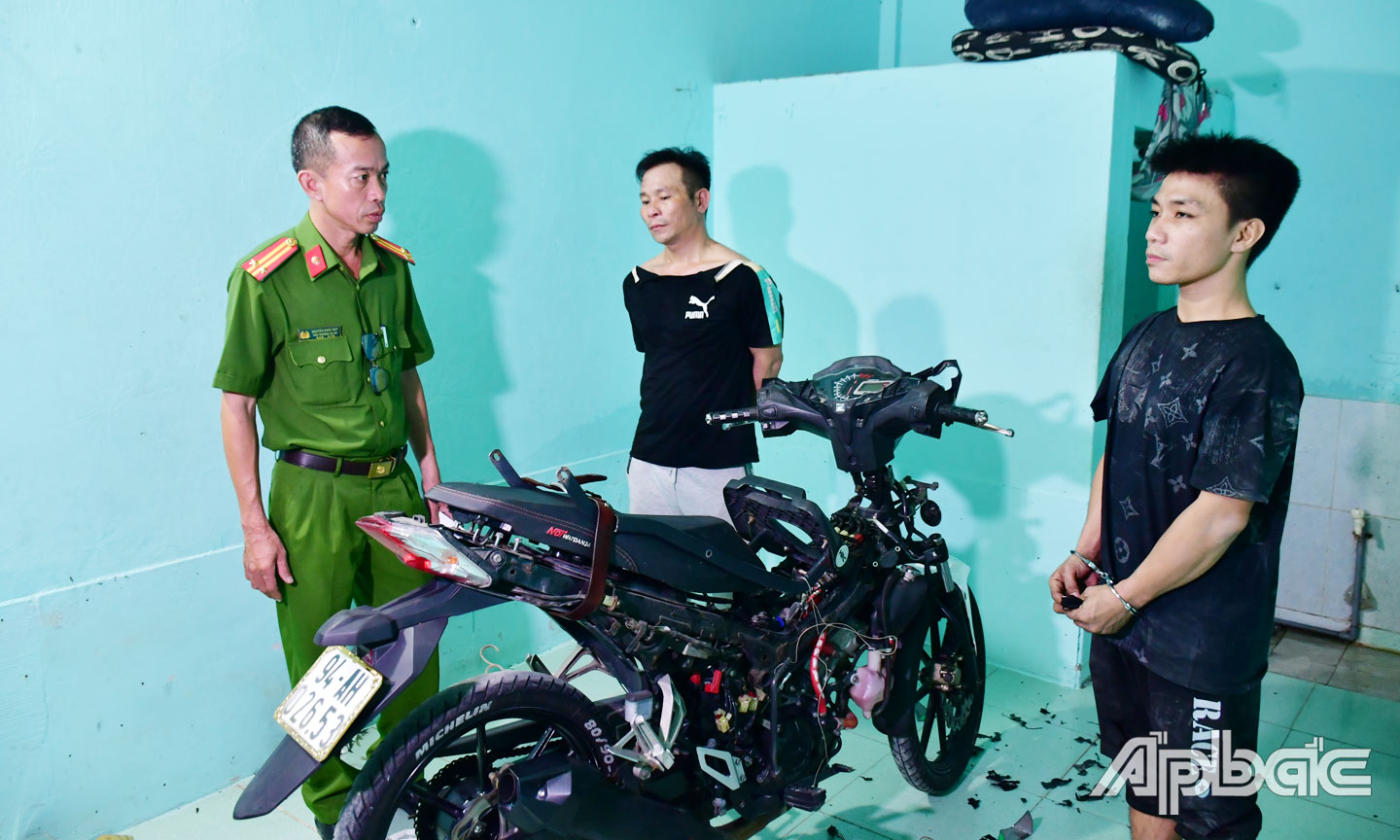 Ân và Mạnh cùng tang vật của vụ trộm. Ảnh Đặng Thanh