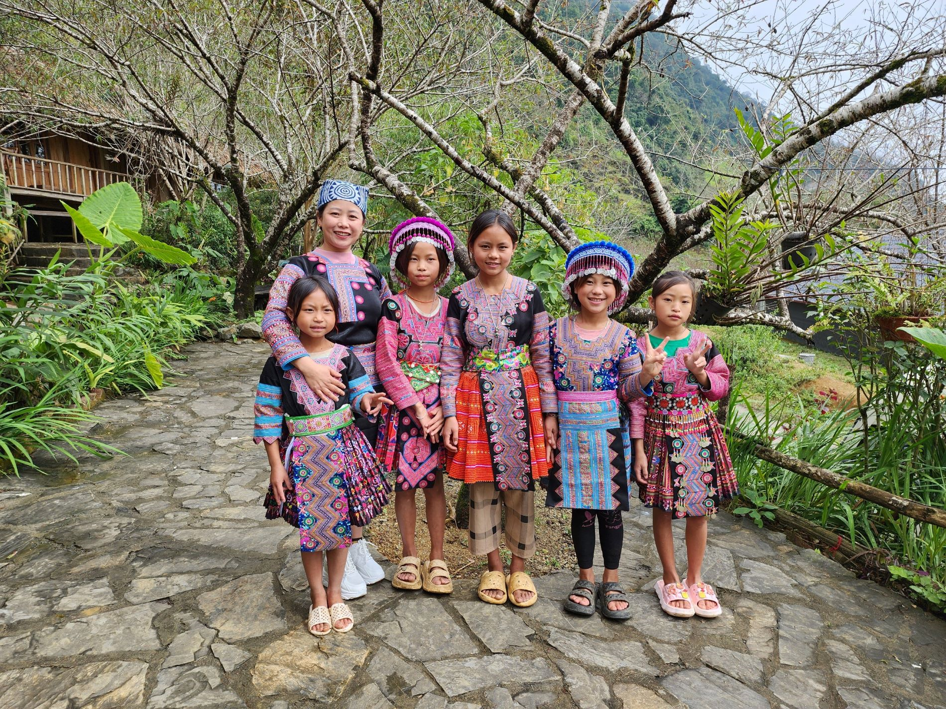 Trẻ em tỉnh Hòa Bình được gia đình giáo dục ý thức giữ gìn bản sắc văn hóa từ những bộ trang phục. Ảnh: Hoa Huyền
