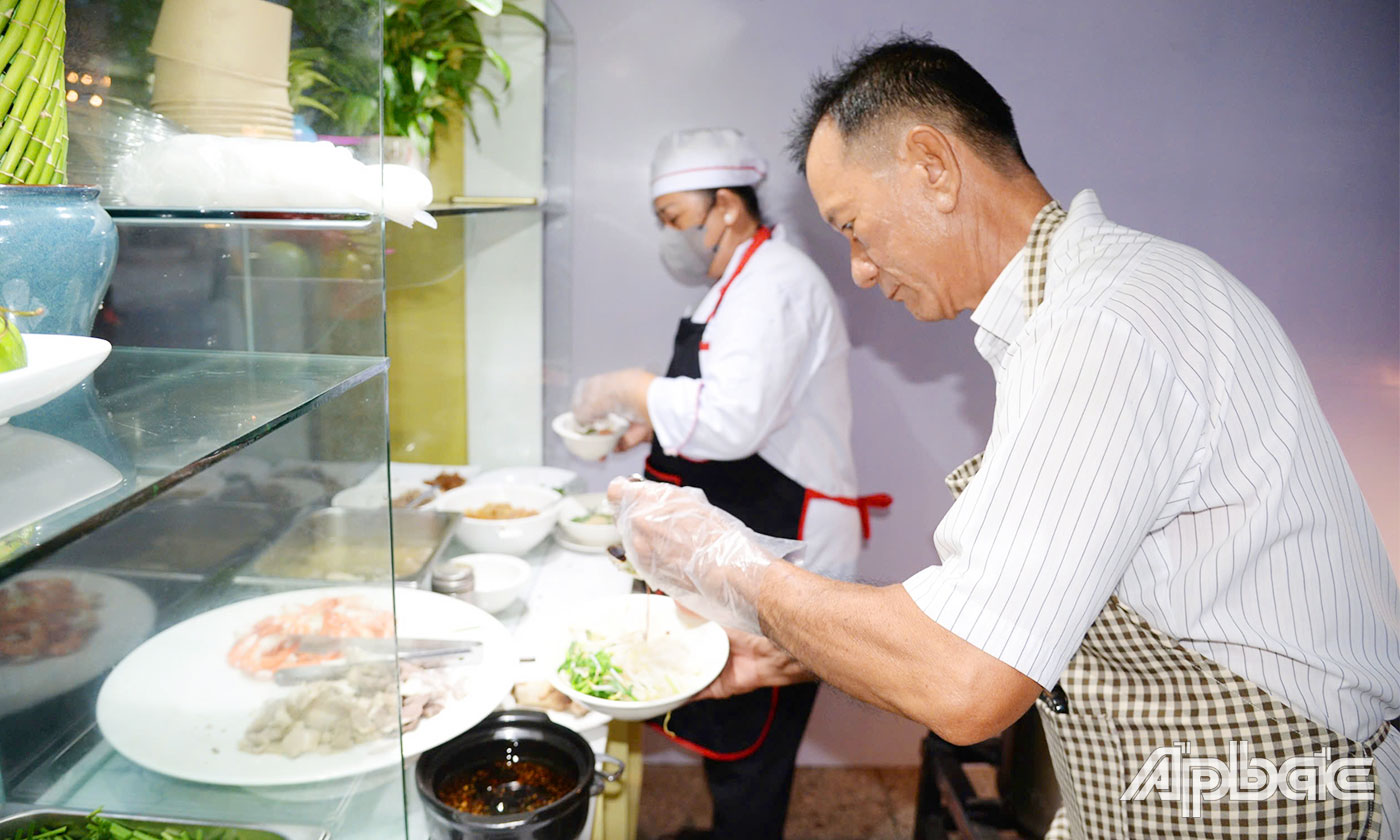 Cảng Du thuyền Mỹ Tho chuẩn bị các tô hủ tiếu phục vụ thực khách tại lễ hội. 