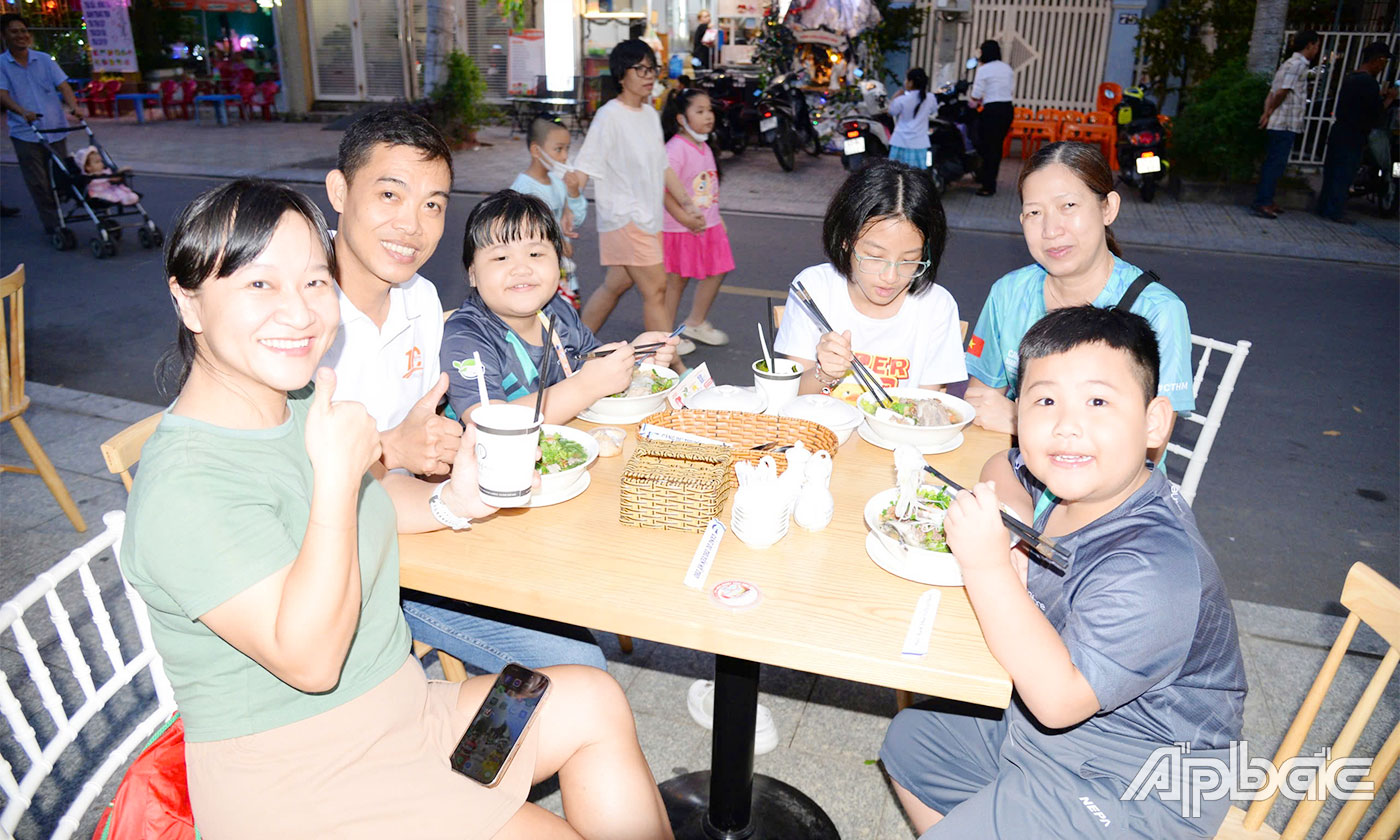 Du khách thưởng thức hủ tiếu Cảng Du thuyền Mỹ Tho.