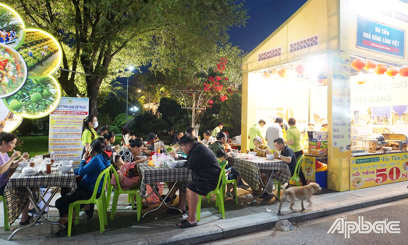 Du khách thưởng thức hủ tiếu 