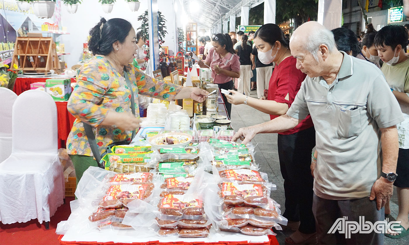 Lễ Hội thu hút người dân đến tham quan và mua sắm