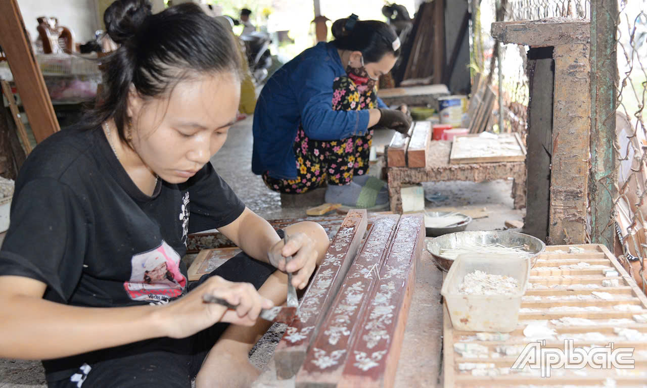 khảm xà cừ tạo nét độc đáo, tôn vinh giá trị của chiếc tủ thờ Gò Công.