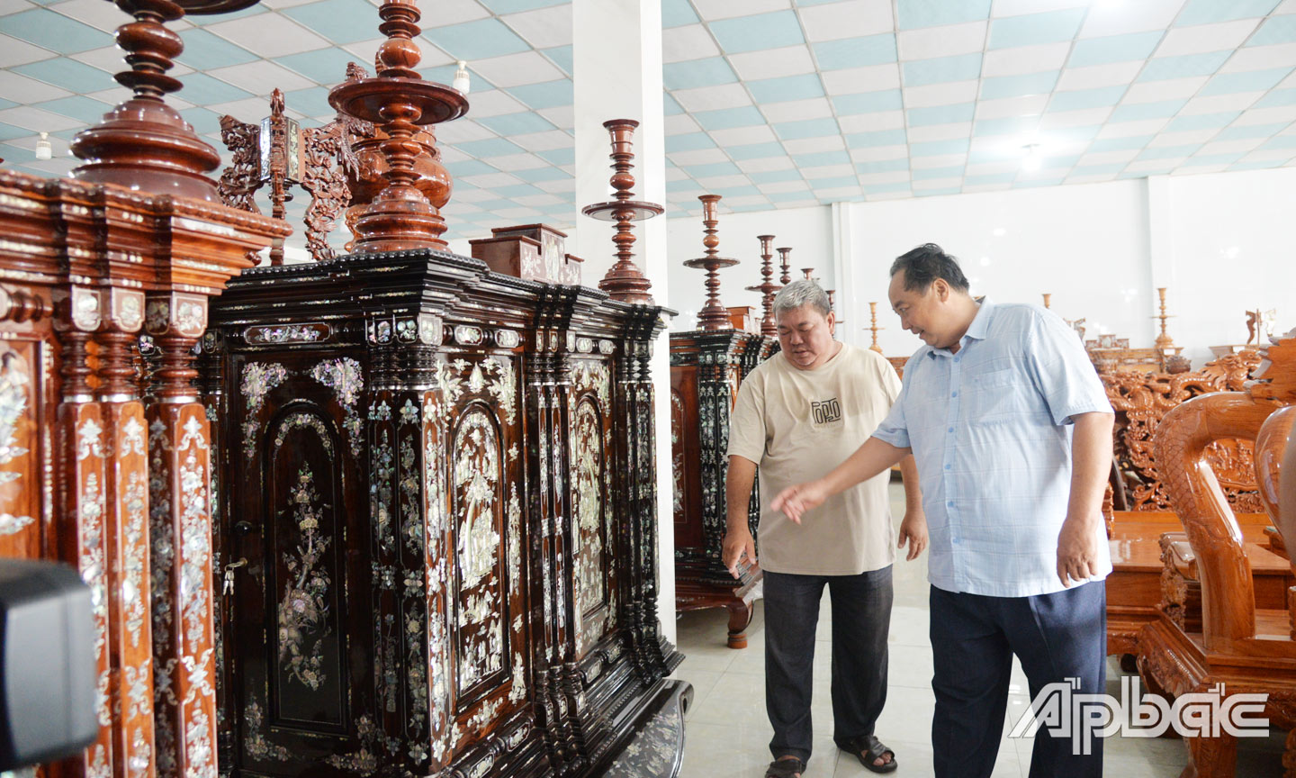  Cơ sở đóng tủ thờ của ông Tám Nhựt, người con thứ tám của ông Ba Đức.