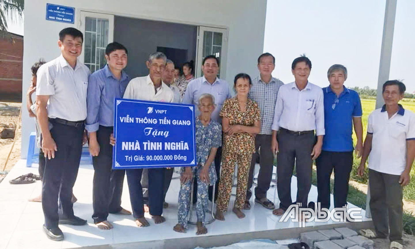 Lãnh đạo Viễn thông Tiền Giang phối hợp với chính quyền xã tổ chức lễ bàn giao nhà cho ông Nguyễn Văn Vân (ấp 2, xã Tam Hiệp, huyện Châu Thành) thuộc diện con liệt sĩ và là con Mẹ Việt Nam Anh hùng có hoàn cảnh khó khăn.