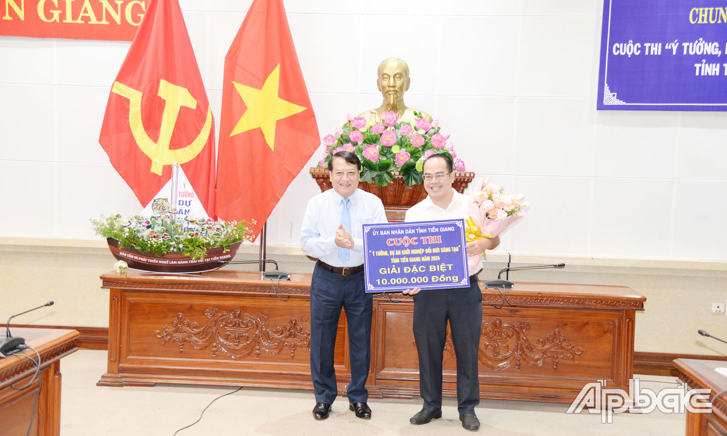 Dự án “Sản xuất tơ sợi từ lá khóm” của anh Quyền đoạt giải Đặc biệt ở Bảng tổ chức, cá nhân, doanh nghiệp của Cuộc thi “Ý tưởng, dự án khởi nghiệp đổi mới sáng tạo tỉnh Tiền Giang” năm 2024.