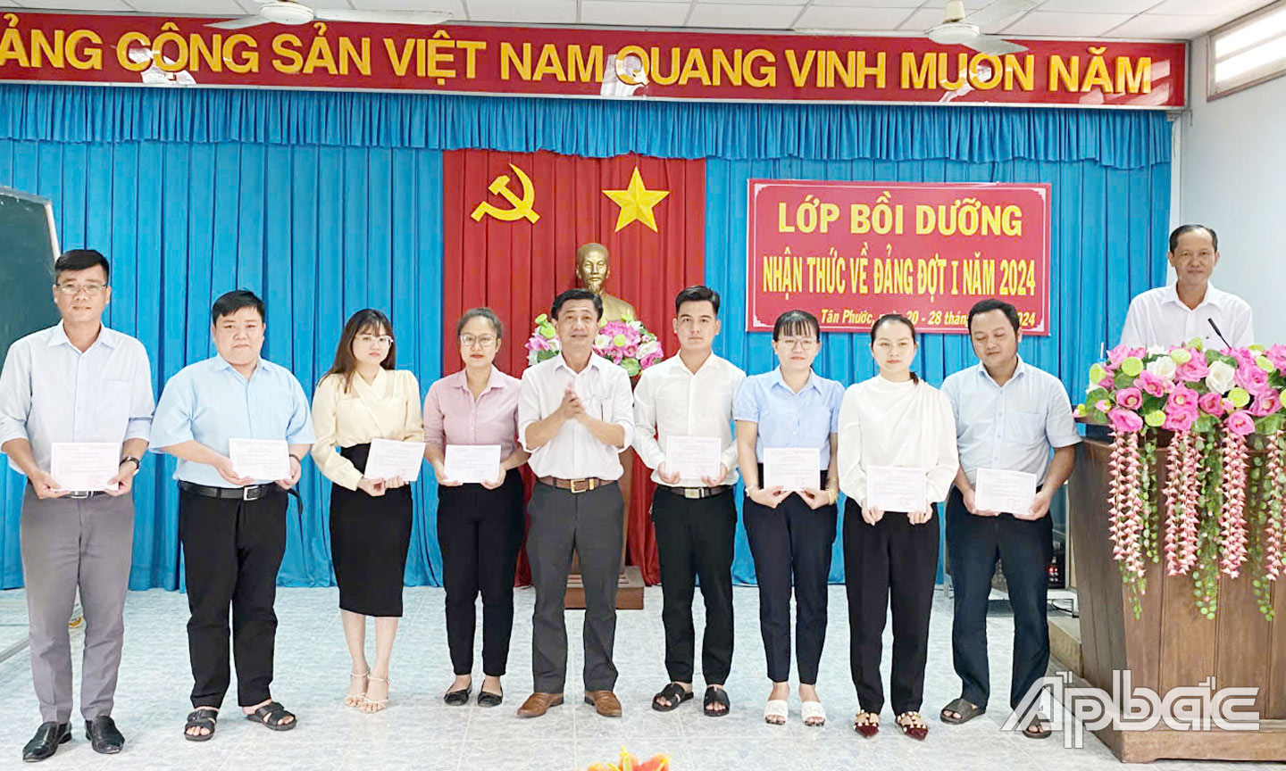 Các học viên hoàn thành lớp Nhận thức về Đảng năm 2024 tại TTCT huyện Tân Phước năm 2024. 