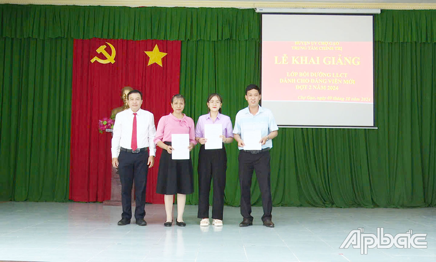 Trao Giấy chứng nhận lớp bồi dưỡng LLCT đảng viên mới tại TTCT huyện Chợ Gạo năm 2024. 