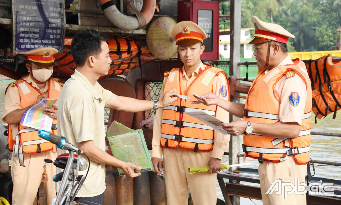 Lực lượng CSGT kiểm tra các bến khách ngang sông.