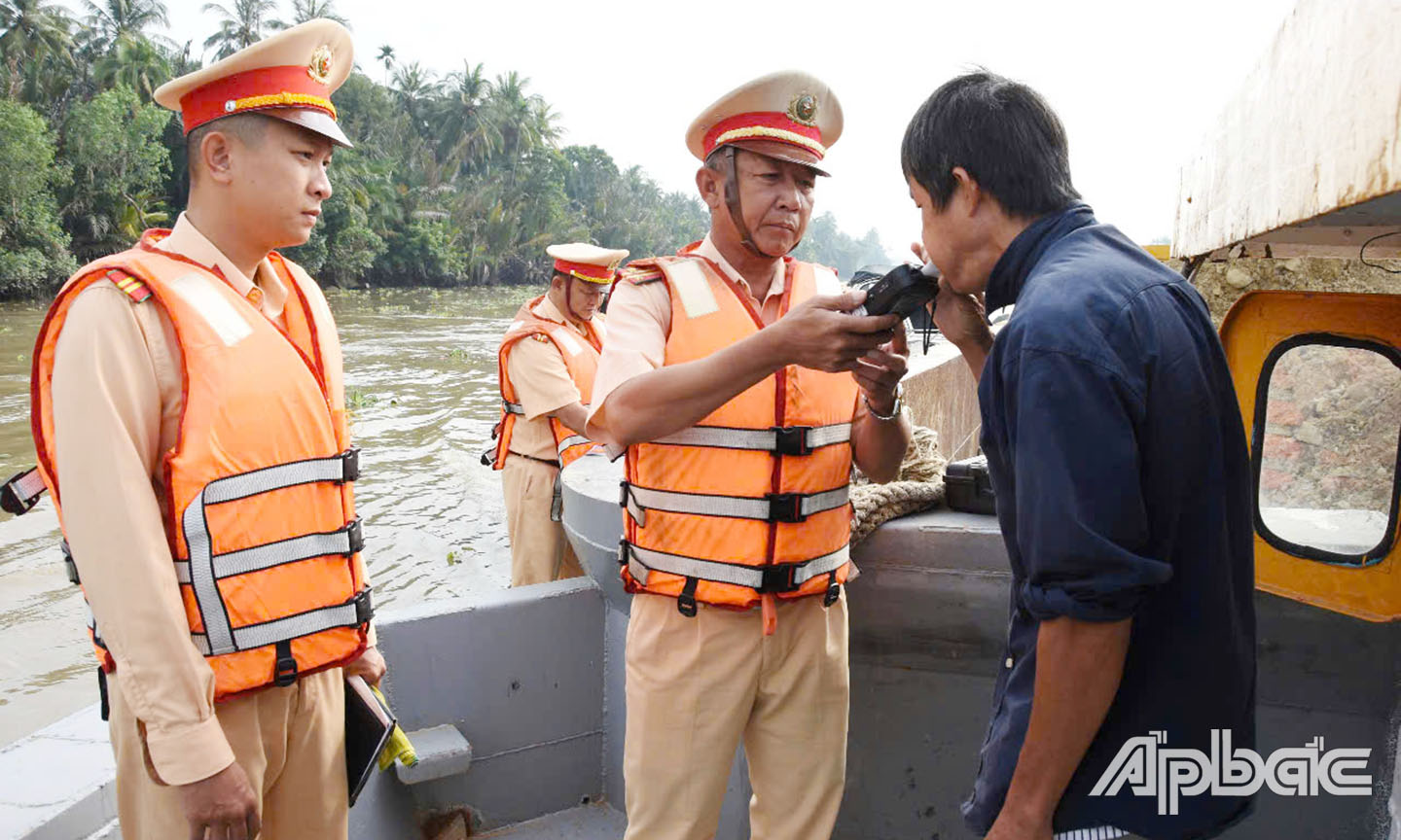 Kiểm tra nồng độ cồn trên tuyến kênh Chợ Gạo.