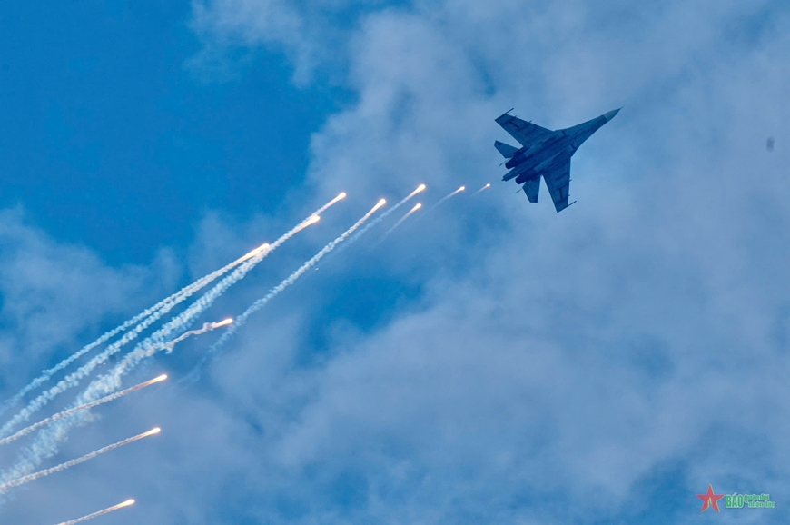 Biên đội máy bay chiến đấu Su-30MK2 bay nhả đạn nhiễu chào mừng Khai mạc Triển lãm Quốc phòng quốc tế Việt Nam 2024.