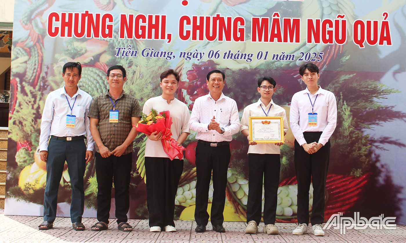 Phó Giám đốc Sở VH, TT&DL tỉnh Tiền Giang Võ Văn Chiến trao Giấy khen cho đội huyện Châu Thành đạt giải Nhất với tác phẩm dự thi “Rạch Gầm – Xoài Mút vang vọng chiến công Tây Sơn”.