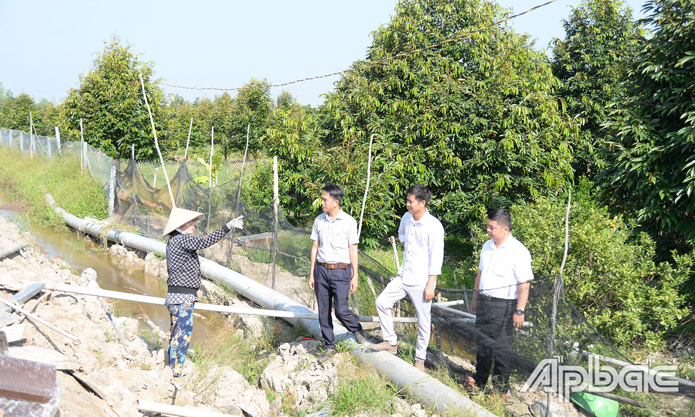 Phản ánh của hộ ông Việt và bà Tú đang được đơn vị thi công nhanh chóng khắc phục.