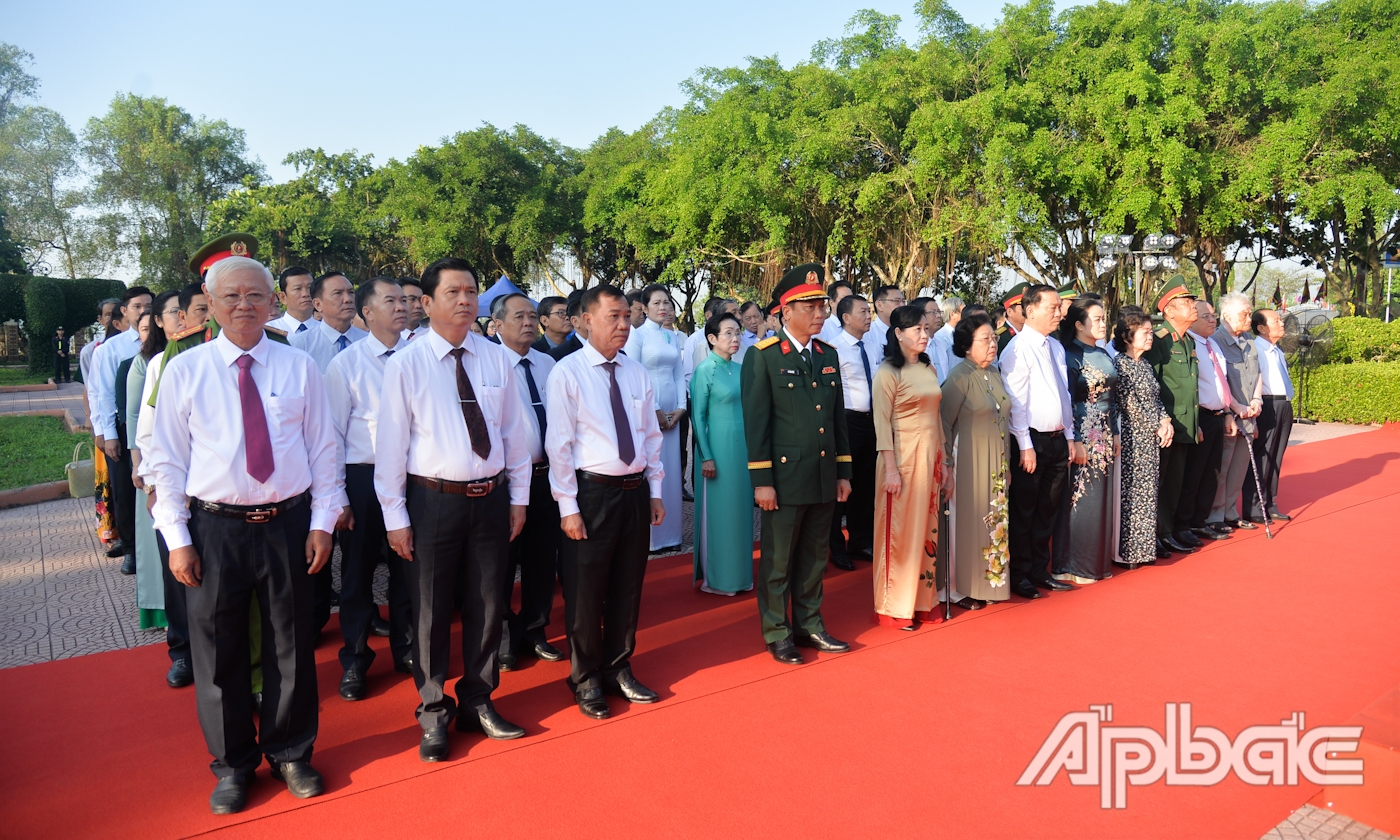 Đai biểu tham dự Lễ viếng, đặt tràng hoa và dâng hương tượng đài Chiến thắng Rạch Gầm - Xoài Mút