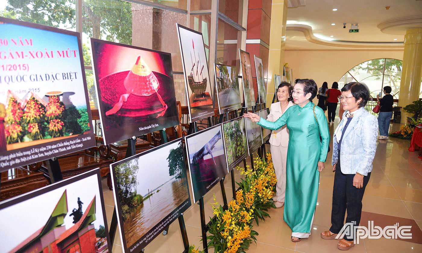 Các đại biểu chụp hình lưu niệm và tham quan khu vực trưng bày các hình ảnh