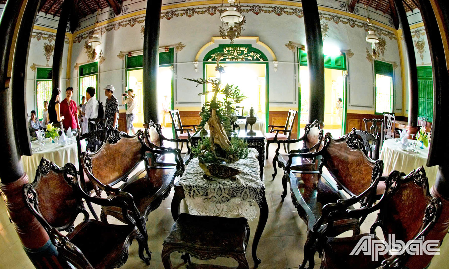 Du khách tham quan nhà cổ của gia đình ông Phan Văn Đức.                               Ảnh: VÕ NGUYÊN PHÚ