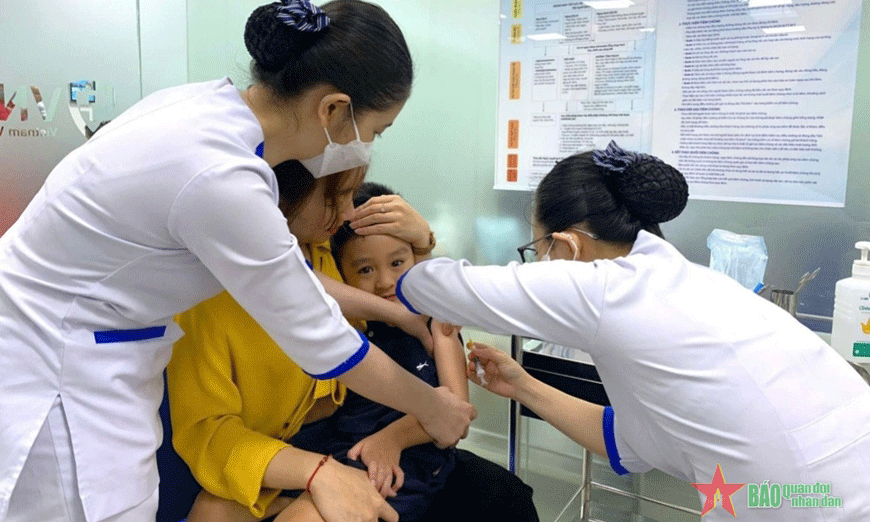 Tiêm vaccine phòng bệnh sởi tại Hệ thống tiêm chủng VNVC. Ảnh: PHONG LAN