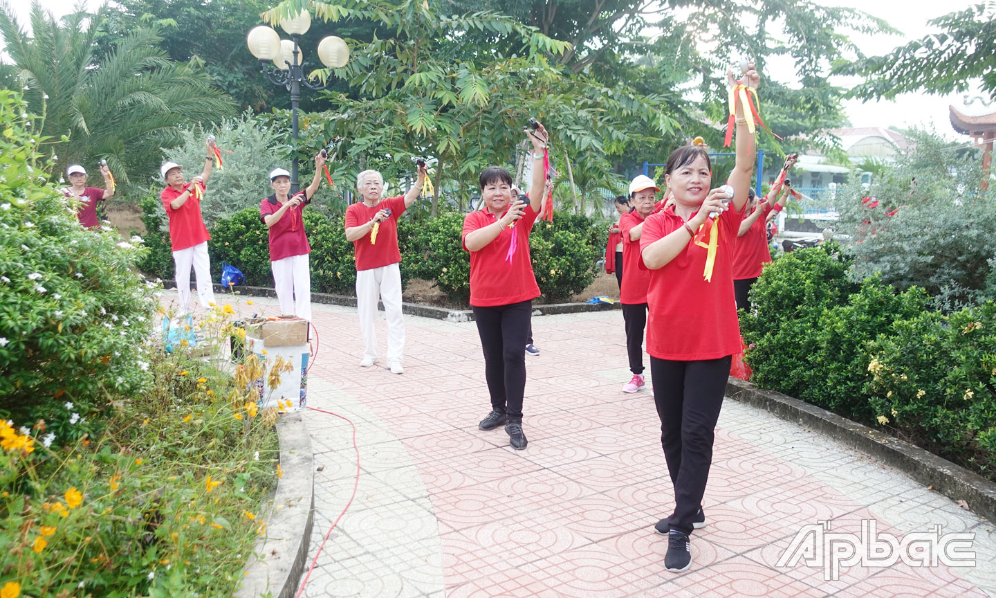 CLB Thể dục dưỡng sinh xã Cẩm Sơn luyện tập tại công viên xã.