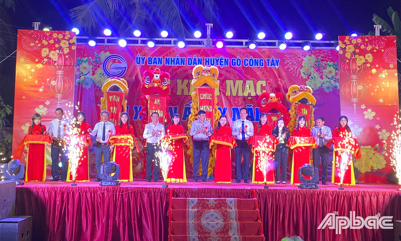 Lãnh đạo tỉnh, huyện cắt băng khai mạc Hội xuân năm 2025