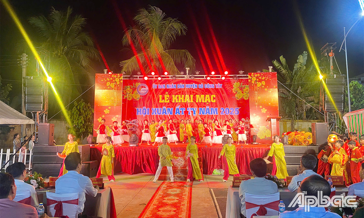 Văn nghệ khai mạc Hội xuân