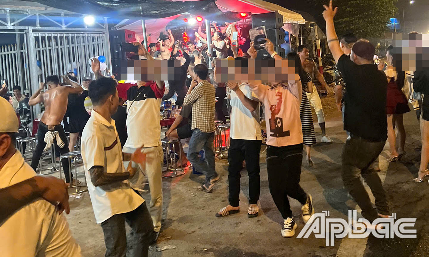 Nhóm thanh niên tham gia tiệc sinh nhật của K. Ảnh: Công an thị xã Cai Lậy