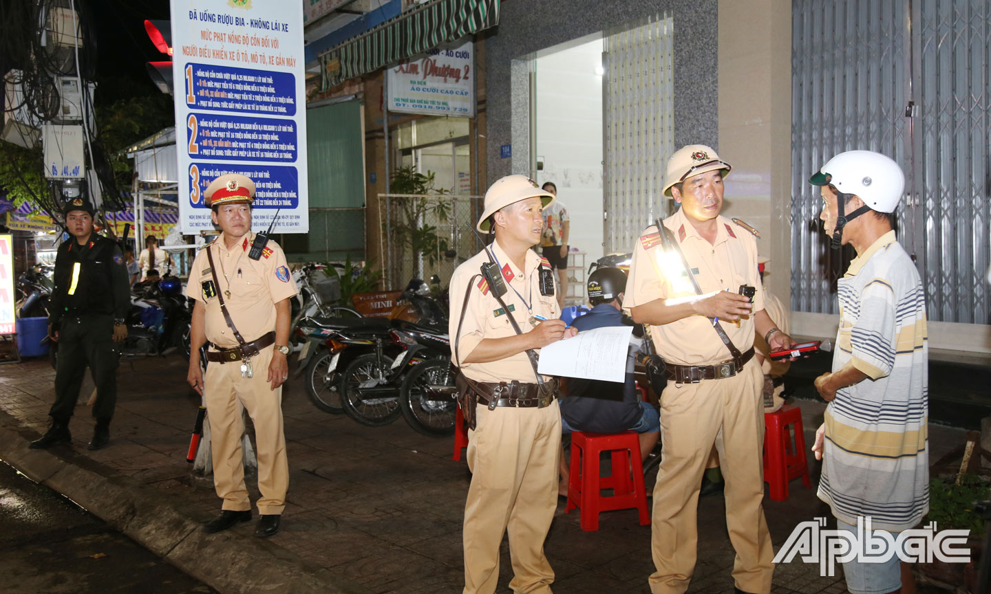 Lực lượng Cảnh sát giao thông, Công an tỉnh Tiền Giang quyết liệt xử lý không vùng cấm, không ngoại lệ trong vi phạm giao thông về nồng độ cồn.