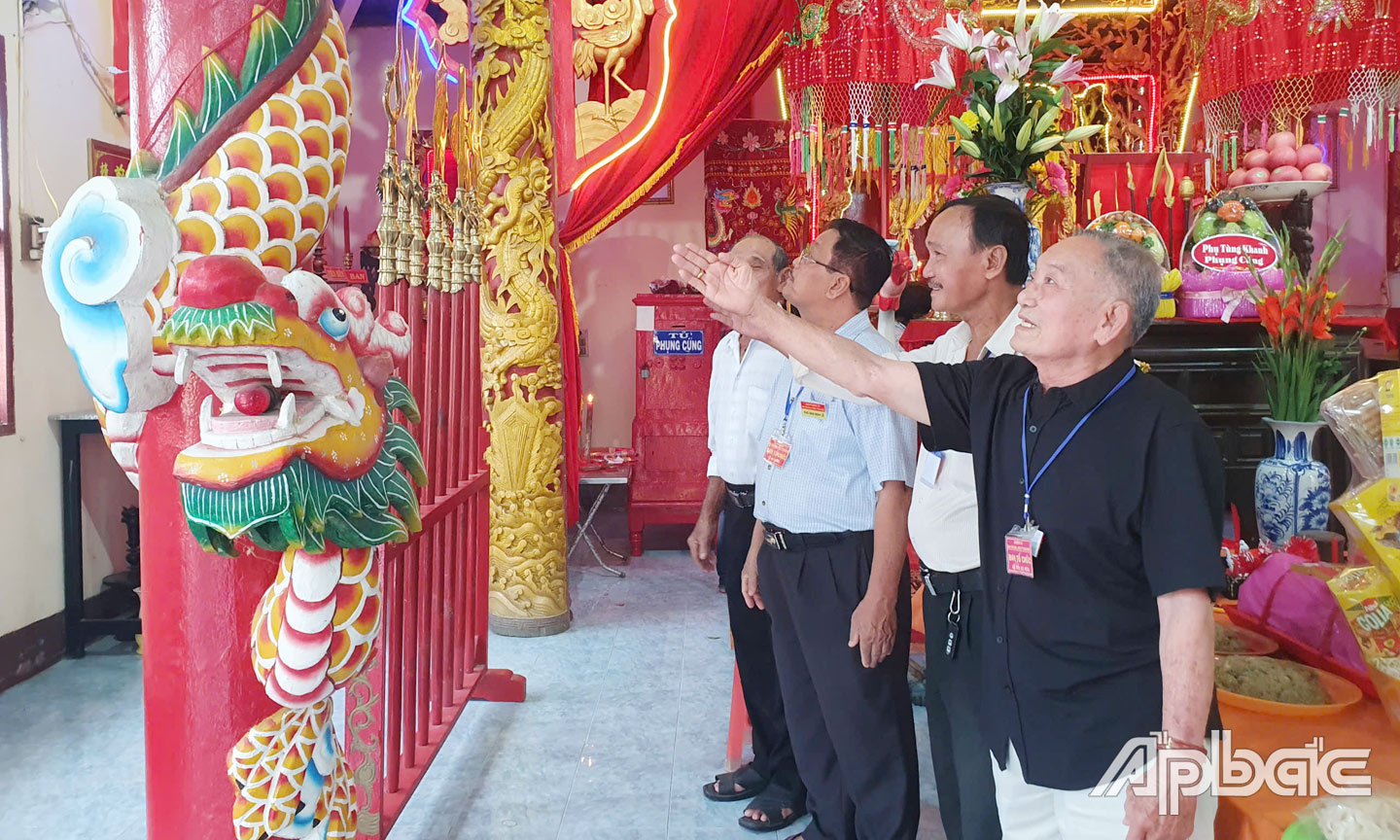 Ban Phụng tự đình giới thiệu kiến trúc độc đáo đình Vĩnh Bình. 