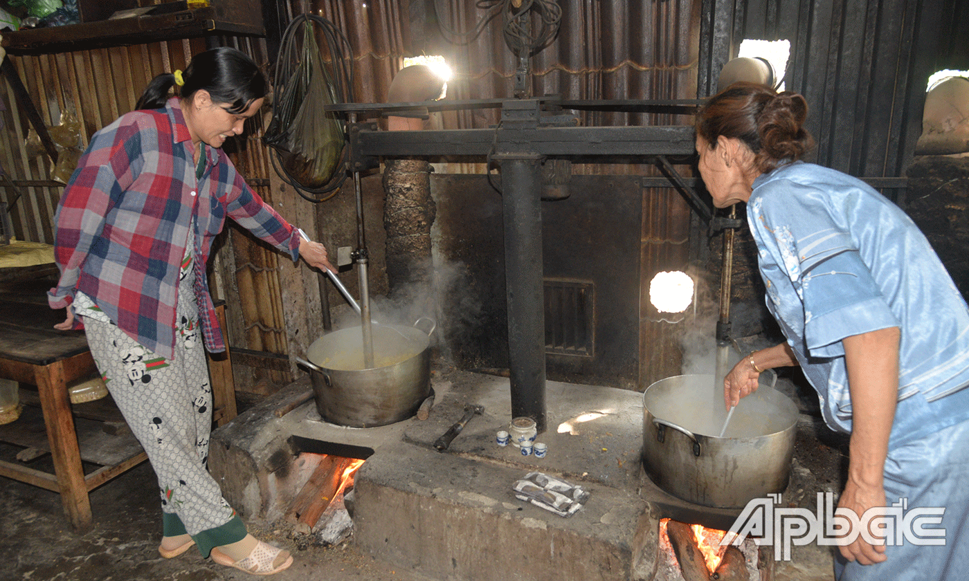 Sau đó bắc lên bếp để sên, sên mứt phải canh lửa cho đều.