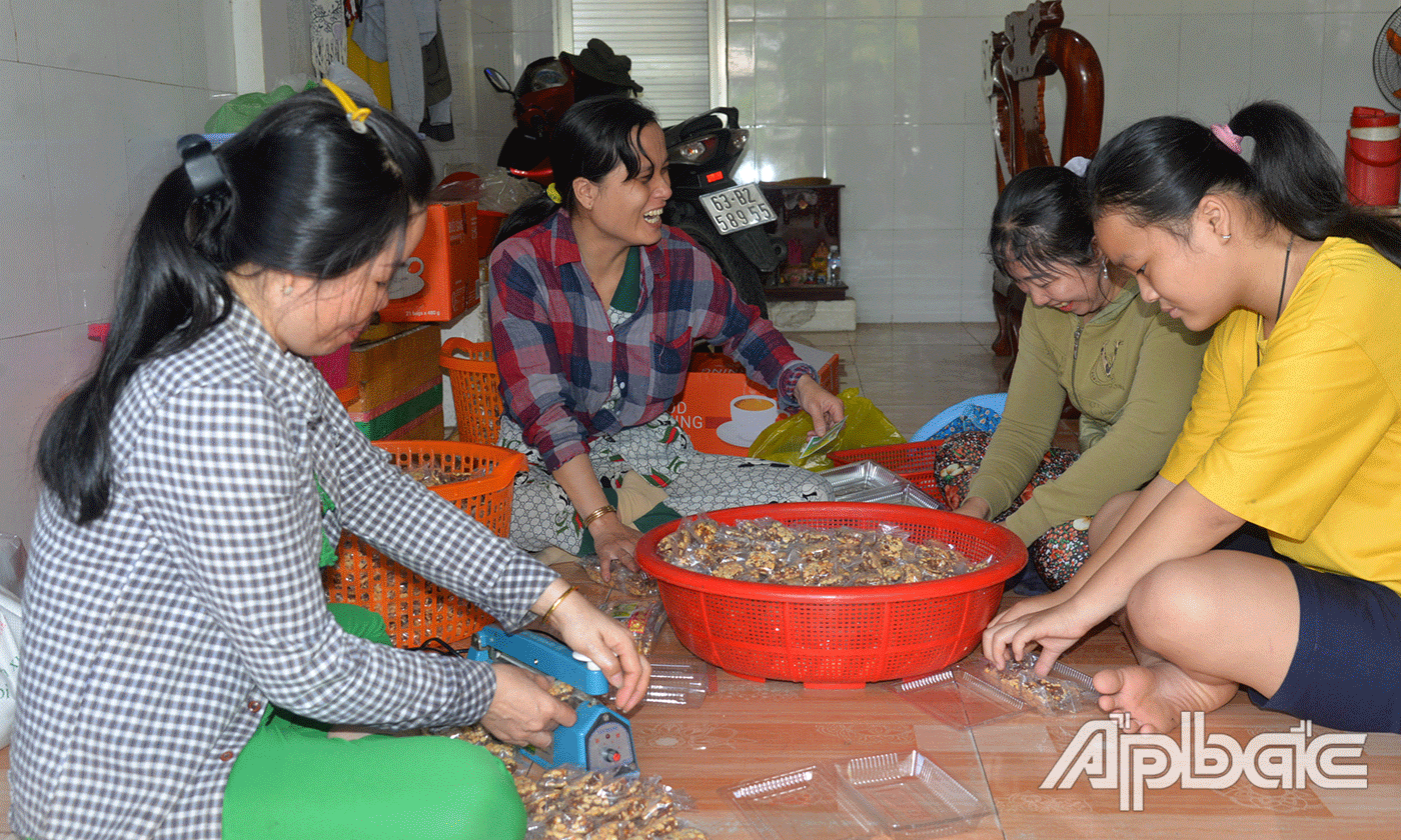 Làm mứt khóm thành công là sau khi sên xong, mứt có mùi thơm và màu vàng nâu đặc trưng.