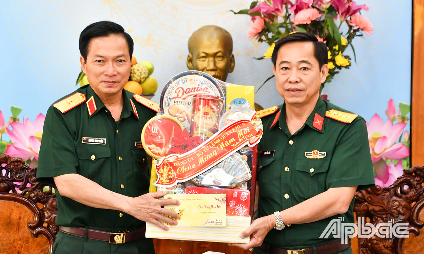 Đồng chí Thiếu tướng Nguyễn Minh Triều tặng quà chúc tết cho Bộ CHQS tỉnh Tiền Giang.